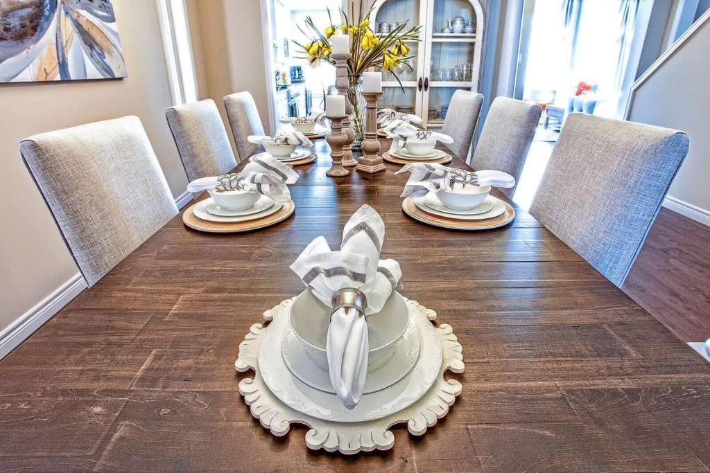 How to stage a dining room table