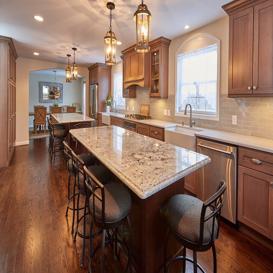 backsplash with brown cabinets
