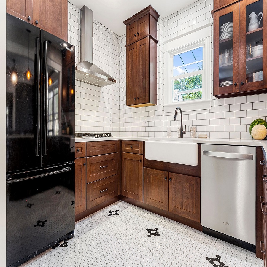 backsplash with brown cabinets
